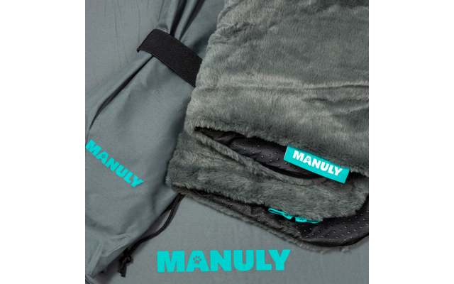 Gefalteter grauer Kunstfellstoff mit schwarzem, gepunktetem Innenfutter, türkisfarbenem Reißverschluss und türkisfarbener Rechteck‑Banderole mit Aufdruck "MANULY"; daneben grauer Beutel mit schwarzem Tragegurt und türkisfarbener Aufschrift "MANULY"; 