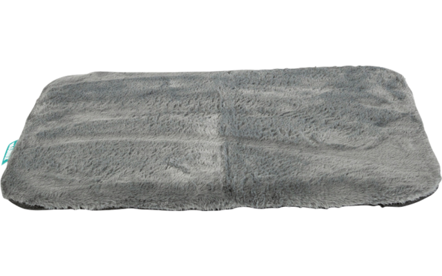 Tapis rectangulaire gris en peluche avec une petite étiquette turquoise sur le bord gauche sur fond blanc