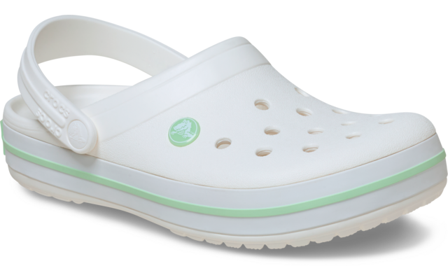 Witte clog met ventilatiegaten, verstelbaar hielbandje, groene streep op de zool en rond groen logo aan de zijkant