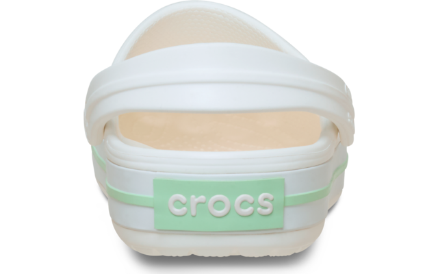 Witte Crocs-schoen, achteraanzicht; groen rechthoekig label met witte tekst "crocs" op de hielband