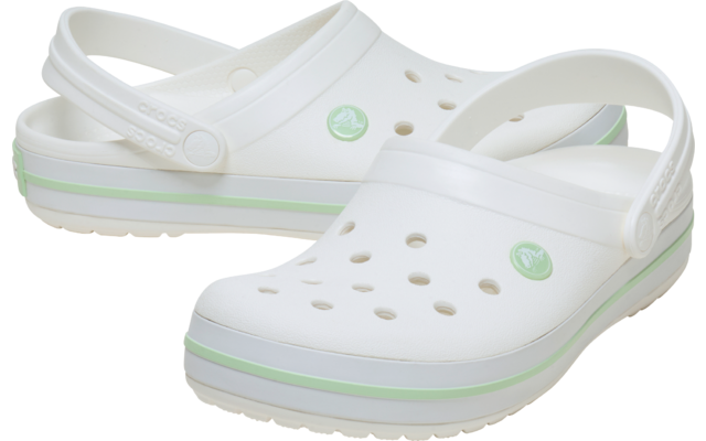 Een paar witte clogs met ventilatiegaten, verstelbare hielbandjes, een rond groen logo en een groene streep op de zool