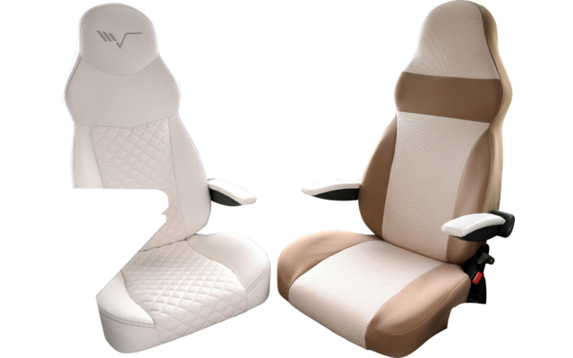 Deux sièges en cuir dans un véhicule, un blanc et un beige, avec accoudoirs et tableau de bord en arrière-plan