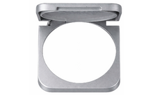 Custodia quadrata argentata aperta con un'apertura circolare al centro; coperchio ribaltato che mostra l'interno; superficie metallica liscia