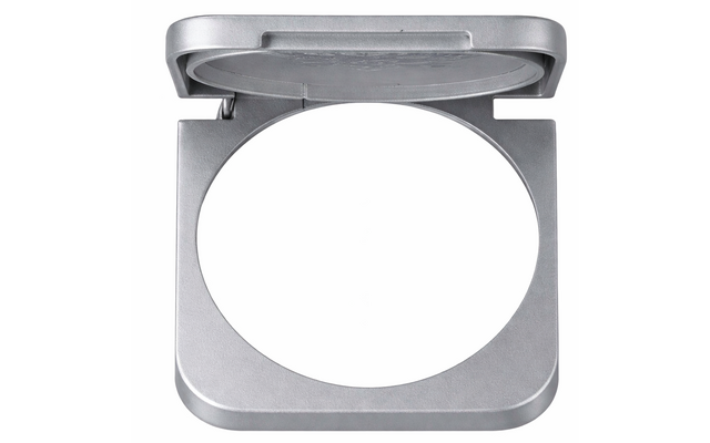 Custodia quadrata argentata aperta con un'apertura circolare al centro; coperchio ribaltato che mostra l'interno; superficie metallica liscia