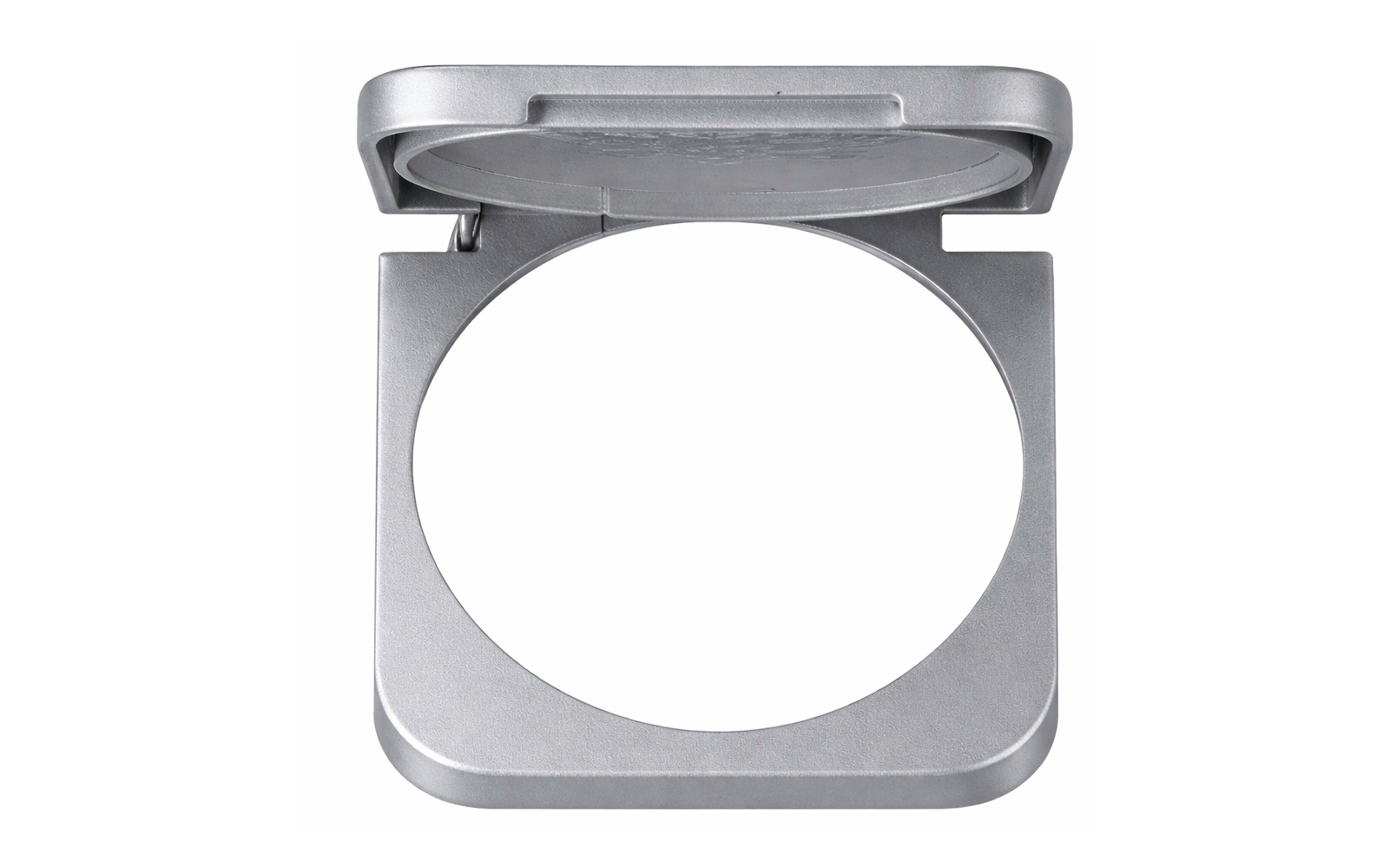Custodia quadrata argentata aperta con un'apertura circolare al centro; coperchio ribaltato che mostra l'interno; superficie metallica liscia