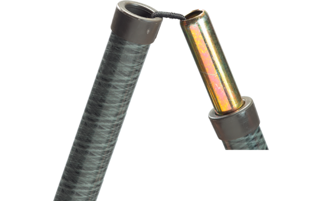 Nahaufnahme zweier schlauchförmiger Enden mit grauschwarzer Umhüllung, einem goldfarbenen Metallstift, einer dunkelgrauen Kunststoffhülse und einer schwarzen Schnur, die die Teile verbindet