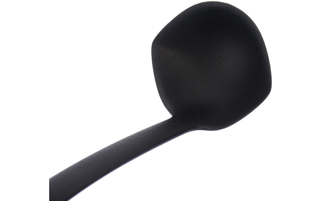 Schwarze Schöpfkelle mit rundem Kopf und langem Griff auf weißem Hintergrund