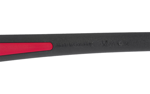 Schwarzer Kunststoffgriff mit rotem Einsatz, eingeprägtem Schriftzug "Made in Germany" und drei kleinen eingeprägten Symbolen rechts