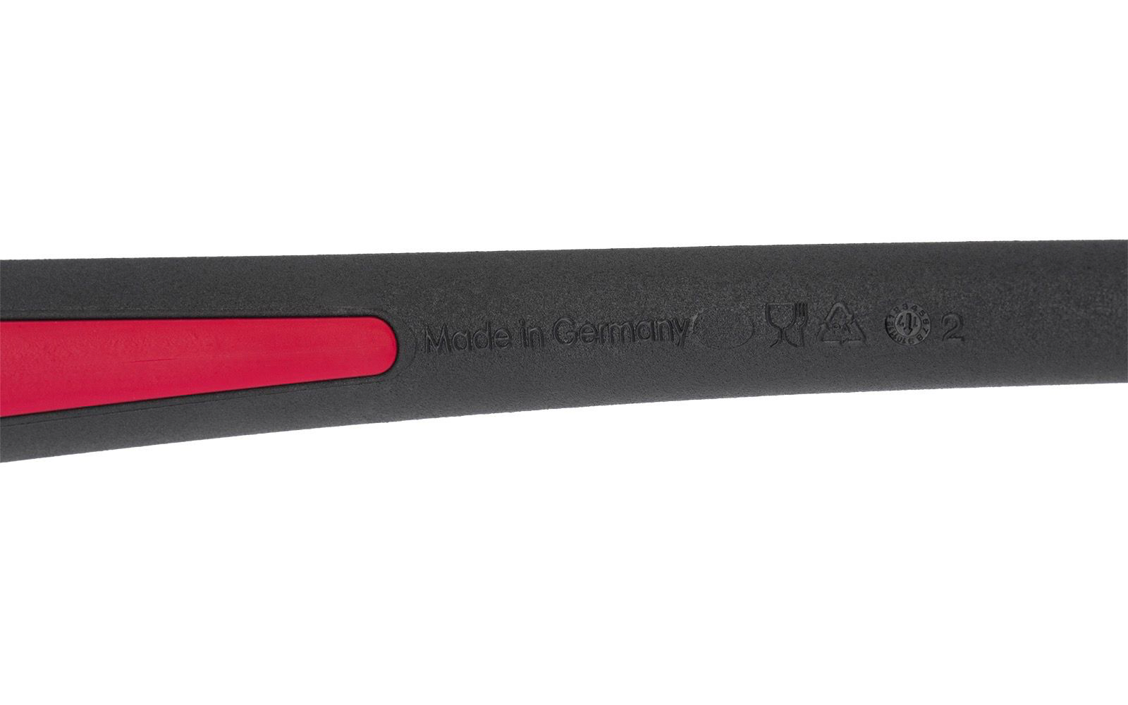 Schwarzer Kunststoffgriff mit rotem Einsatz, eingeprägtem Schriftzug "Made in Germany" und drei kleinen eingeprägten Symbolen rechts
