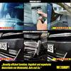 Polizeiauto mit eingeschaltetem Blaulicht und einer ausgestreckten Hand, die einen Gegenstand hält