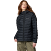 Personne sur fond blanc, porte une doudoune noire matelassée à capuche avec fermeture éclair et logo Columbia, pantalon cargo olive, cheveux mi-longs châtain-roux
