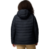Kind von hinten mit schwarzer Steppjacke und Kapuze, trägt beige Hose