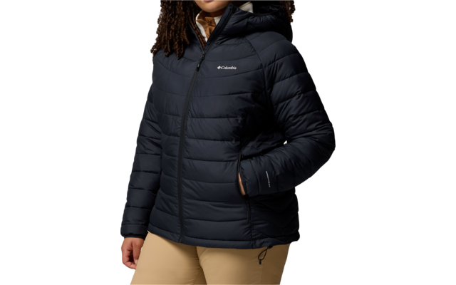 Person trägt eine schwarze gesteppte Jacke und beigefarbene Hosen