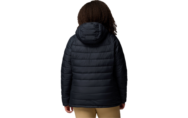 Kind von hinten mit schwarzer Steppjacke und Kapuze, trägt beige Hose