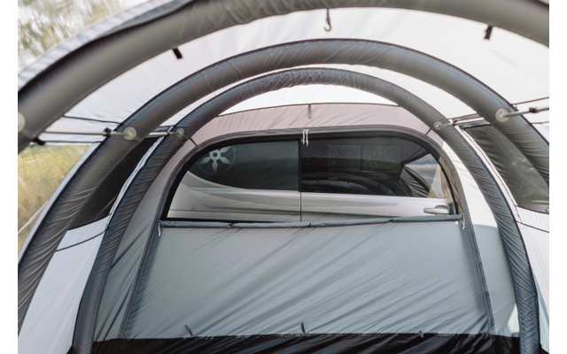 Innenraum eines Zeltes mit aufgeblasenen Bögen, geschlossener Eingangstür mit Fenster und Reißverschluss