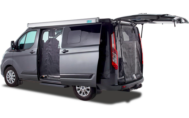 Grauer Transporter mit geöffneten seitlicher und hinterer Tür, beide mit schwarzen Netzabdeckungen