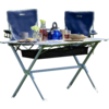 Klappbarer Gartentisch mit Getränken und zwei blauen Stühlen auf einer Wiese