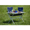 Table de jardin pliante avec des boissons et deux chaises bleues sur une pelouse
