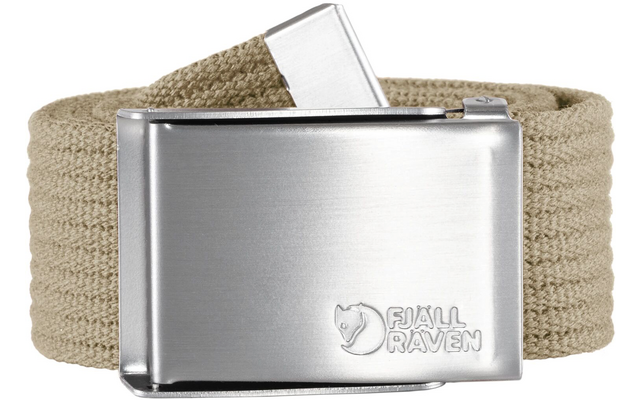 Beige geweven stoffen riem opgerold met rechthoekige zilverkleurige metalen gesp, gegraveerde tekst 'FJALLRAVEN' en vossymbool