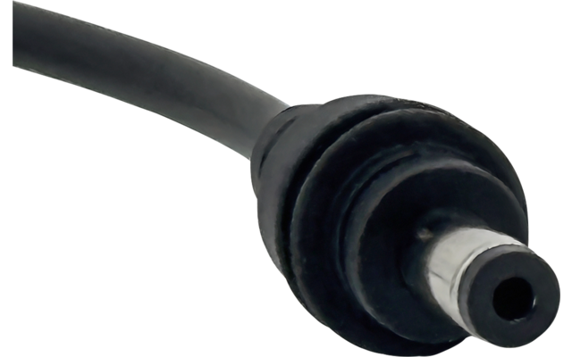 Schwarzes Kabel mit zylindrischem, hohlem Metallstecker auf weißem Hintergrund
