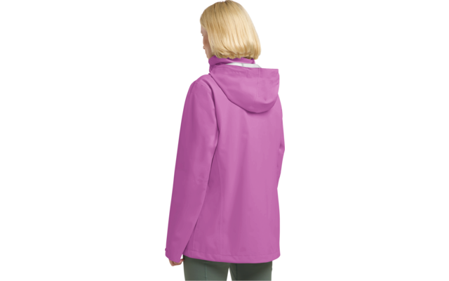 Person mit kurzem blondem Haar, von hinten, trägt eine rosa Kapuzenjacke