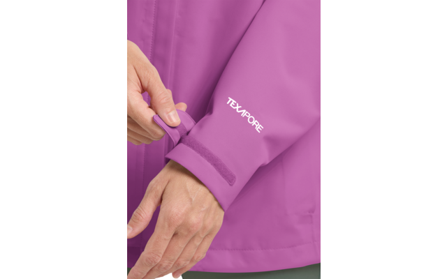 Zwei Hände justieren den Klettverschluss am Ärmel einer rosa-violetten Jacke mit weißem TEXAPORE-Logo
