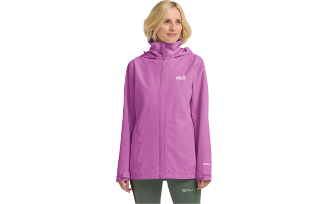 Person in hellrosa-violetter, hüftlanger Regenjacke mit Kapuze und durchgehendem Reißverschluss, weißes Logo auf der Brust, Hände seitlich, trägt grüne Leggings mit weißem Logo an der Oberschenkelaußenseite