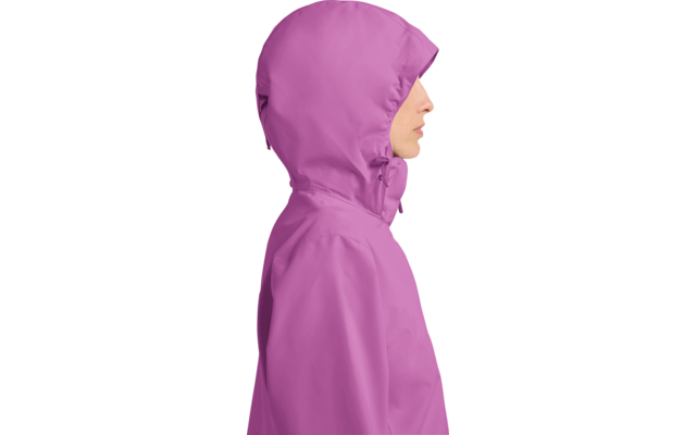 Seitenansicht einer Person mit Kapuze, trägt eine rosaviolette Jacke, schaut nach rechts, weißer Hintergrund