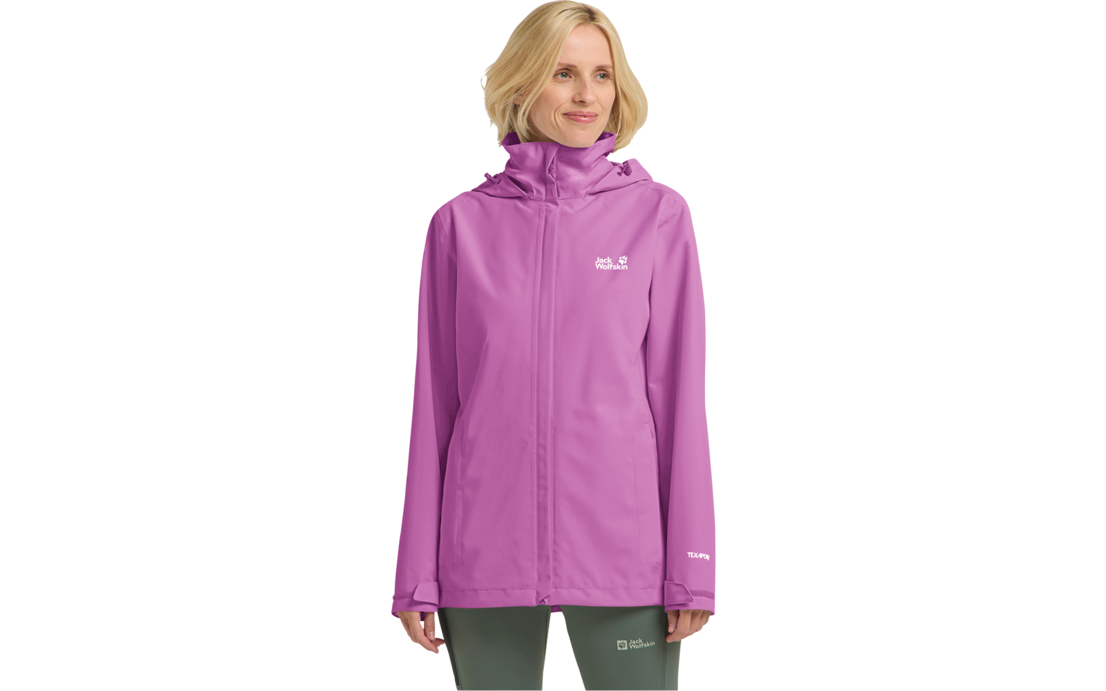 Person in hellrosa-violetter, hüftlanger Regenjacke mit Kapuze und durchgehendem Reißverschluss, weißes Logo auf der Brust, Hände seitlich, trägt grüne Leggings mit weißem Logo an der Oberschenkelaußenseite