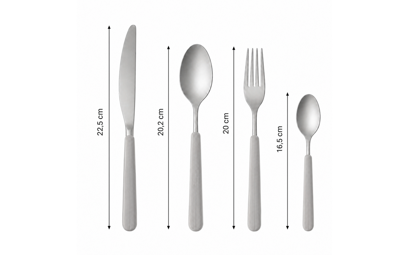 Vier zilverkleurige bestekdelen naast elkaar: mes 22.5 cm, grote lepel 20.2 cm, vork 20 cm, kleine lepel 16.5 cm; dubbele pijlen met lengteaanduidingen boven elk stuk