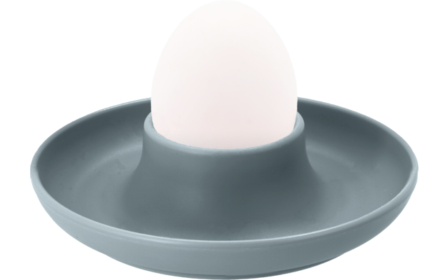 Ein weißes Ei steht in einem grauen Eierbecher mit breiter Basis