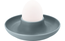 Een wit ei staat in een grijze eierdop met een brede basis