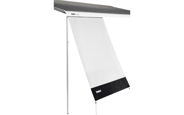 Tenda da sole estesa con telo grigio scuro a righe; pannello frontale bianco con orlo nero e logo THULE; struttura in alluminio argentato, due pali di sostegno e tiranti