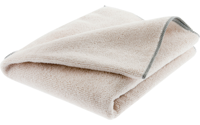 Gefaltetes hellbeiges Handtuch mit grauem Saum auf weißem Hintergrund