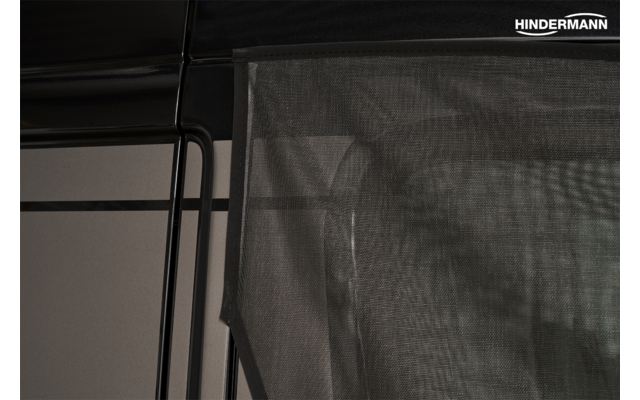 Tenda a rete scura semitrasparente davanti a un'apertura rettangolare con telaio metallico nero; scritta bianca 'HINDERMANN' in alto a destra