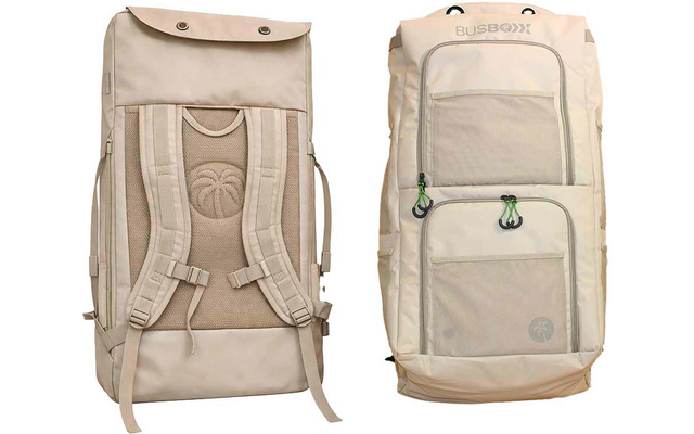 Zwei nebeneinander gezeigte beige Taschen; links Rückansicht mit gepolsterten Schultergurten, gepolstertem Rückenpanel und zwei Druckknöpfen oben; rechts Vorderansicht mit mehreren Reißverschlussfächern, zwei grünen Zipper-Anhängern und einer aufgese