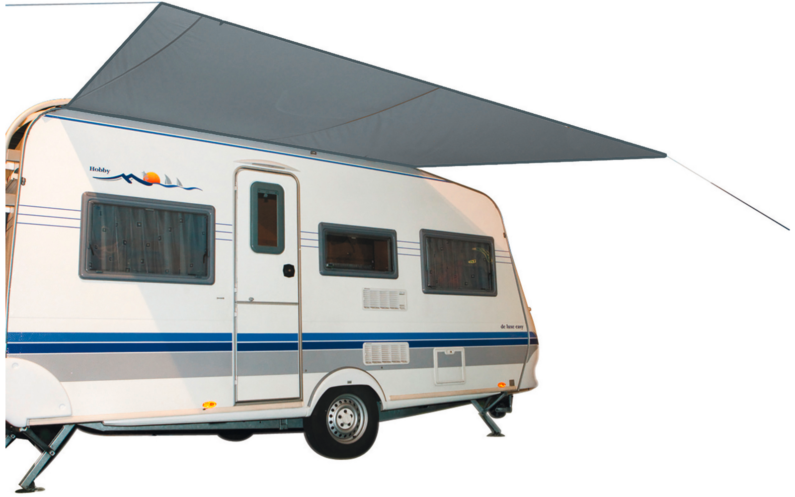 Weißer Wohnwagen mit blauem Streifen und ausgefahrener Markise