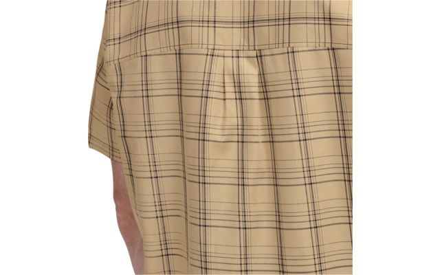 Nahaufnahme eines beige-karierten Kurzarmhemds mit Falte in der Rückenmitte und sichtbar partiellem Oberarm