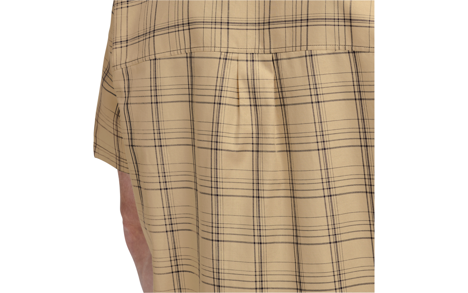 Nahaufnahme eines beige-karierten Kurzarmhemds mit Falte in der Rückenmitte und sichtbar partiellem Oberarm
