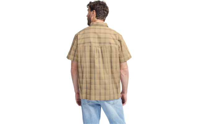 Person von hinten, trägt ein beige kariertes kurzärmeliges Hemd und hellblaue Jeans