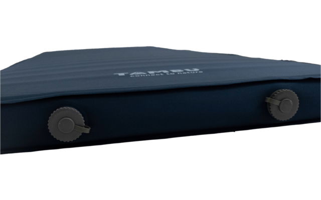 Dunkeltürkise, aufblasbare rechteckige Matte mit gerippter Oberfläche und zwei runden Ventilen an der Längsseite vor weißem Hintergrund