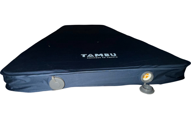 Dunkelblaues rechteckiges Luftkissen mit weißem 'TAMBU'-Logo mittig, zwei runden Ventilen an der Vorderseite, eine Ventilkappe abgenommen und daneben liegend