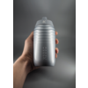 Hand houdt zilverkleurige drinkfles met horizontale ribbels en het reliëf "KEEGO", grijze schroefdop met "K"-logo, effen grijze achtergrond