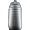 Hand hält silberne Trinkflasche mit horizontalen Rillen und geprägtem Schriftzug „KEEGO“, grauer Schraubverschluss mit „K“-Logo, einfarbiger grauer Hintergrund