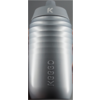 Main tenant une bouteille d'eau argentée avec des rainures horizontales et le nom embossé "KEEGO", bouchon à vis gris avec le logo "K", fond gris uni