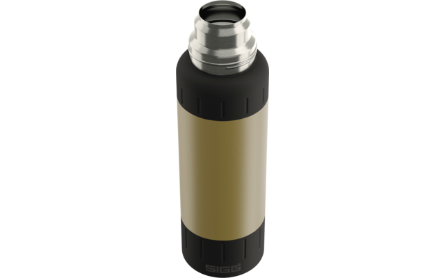 Zylindrische Isolierflasche mit silbernem Schraubverschluss, schwarzem oberen und unteren Teil, goldenem Mittelteil und Schriftzug 'SIGG' am Boden