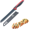 Gezacktes Brotmesser mit schwarzer Klinge und rot-schwarzem Griff, Kunststoffscheide daneben; aufgeschnittenes Baguette mit sichtbaren grünen Kräutern
