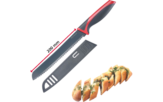 Sägemesser mit rotem und schwarzem Griff, rote Pfeilmarkierung '200 mm' auf der Klinge, schwarze Kunststoffscheide daneben, in Scheiben geschnittenes Brot mit grüner Kräuterbutter auf weißem Hintergrund