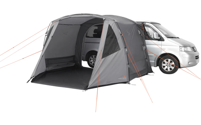 Zelt vor einem weißen Camper mit geöffnetem Eingang und abgespannter Abspannleinen