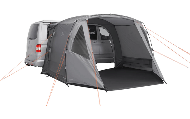 Ein graues Campingzelt mit geöffneter Eingangstür, das an einem weißen Hintergrund steht